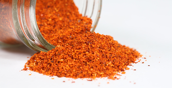 Gros plan sur de la poudre de Piment d'Espelette